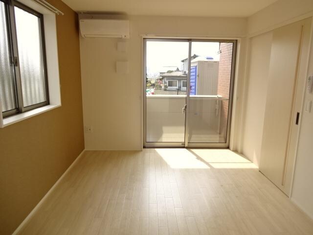 物件内観写真10　(リビング・エアコン付)