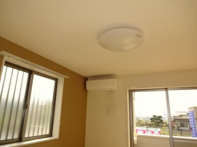 物件内観写真18　(照明器具・エアコン)