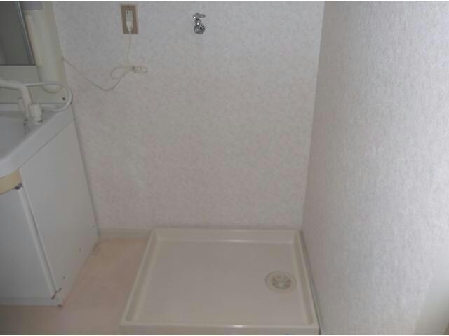 物件内観写真12　(洗濯機置場)