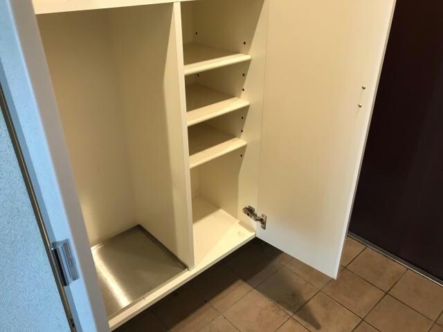物件内観写真3　(シューズボックス)
