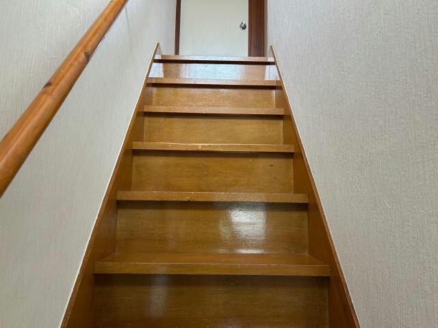 物件内観写真11　(階段)