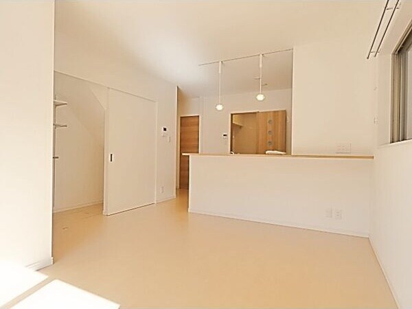 物件内観写真2　(ゆったり過ごせる居間です)