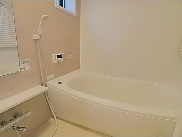 物件内観写真4　(日々の疲れを癒すお風呂付です)