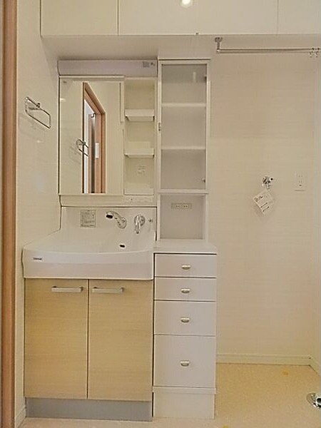 物件内観写真5　(独立洗面台、朝の身支度には欠かせません)