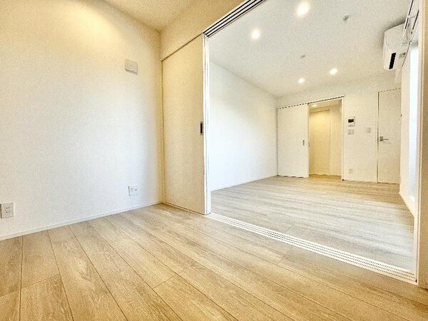 寝室(落ち着いて過ごせるお部屋なので、寝室にいかがでしょうか)