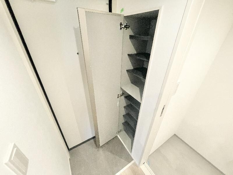 物件内観写真11　(明るい玄関です)