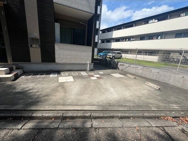 物件外観写真3　(駐車場があるので、車を買う予定の方も安心です)
