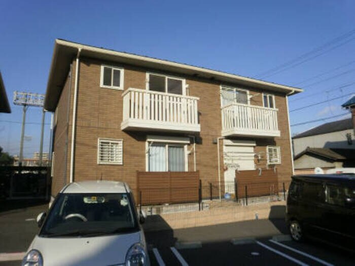 物件外観写真1　(外観は落ち着いています)