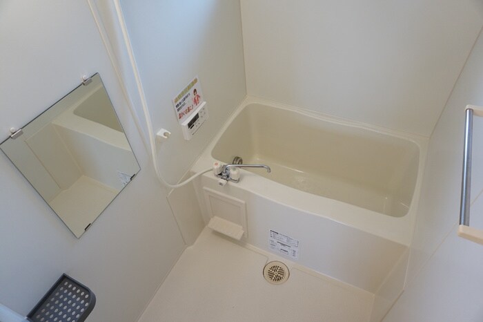 物件内観写真4　(日々の疲れを癒すお風呂付です)