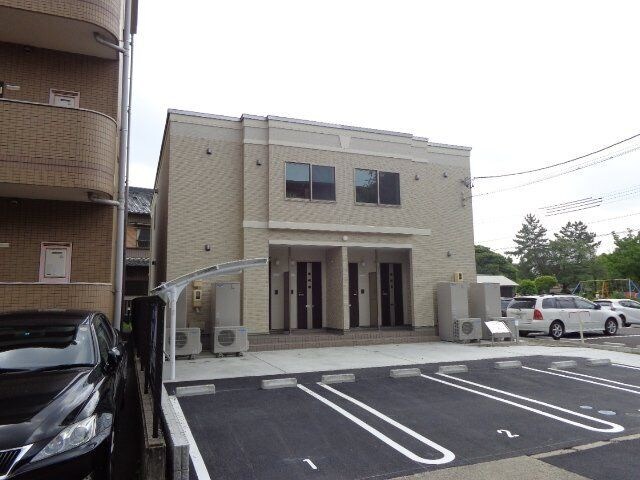 物件外観写真3　(駐車スペースもあります)