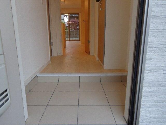 物件内観写真14　(収納もある玄関です)