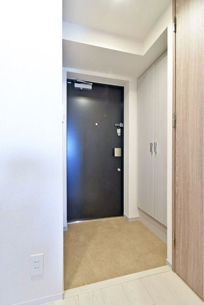 物件内観写真12　(収納もある玄関です)