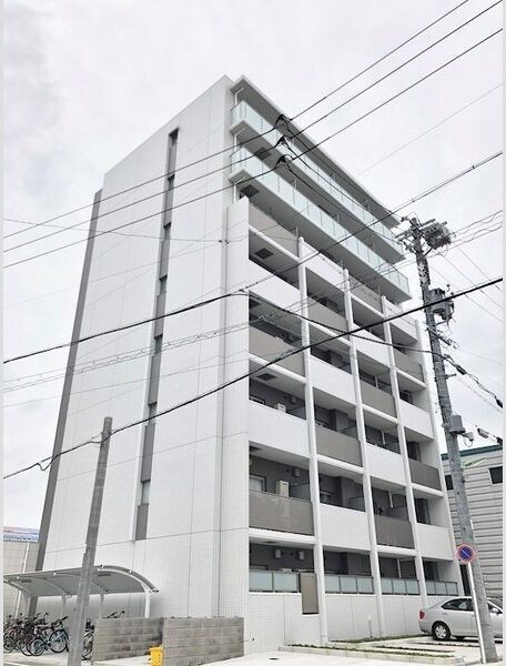 物件外観写真1　(外観は落ち着いています)