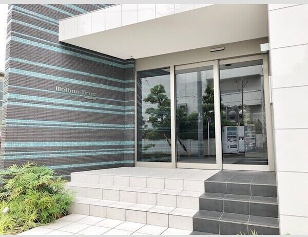 物件外観写真4　(落ち着いたエントランスです)