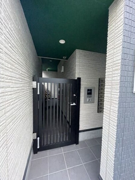 物件外観写真3　(ゆとりのあるエントランスです)