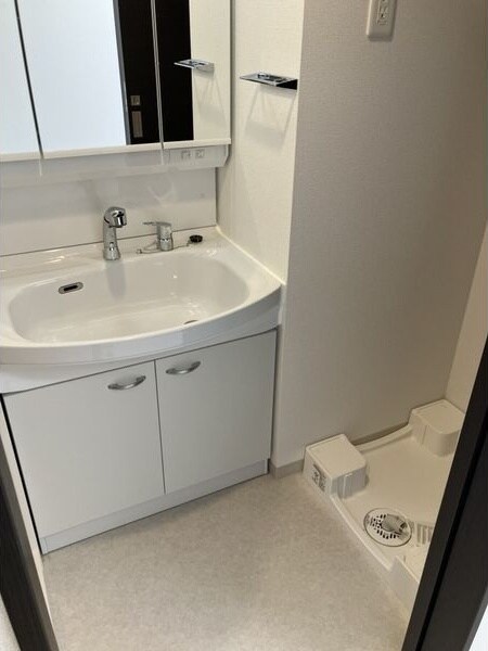 物件内観写真9　(独立洗面台あり、毎朝おしゃれに忙しい女性の方におすすめです)