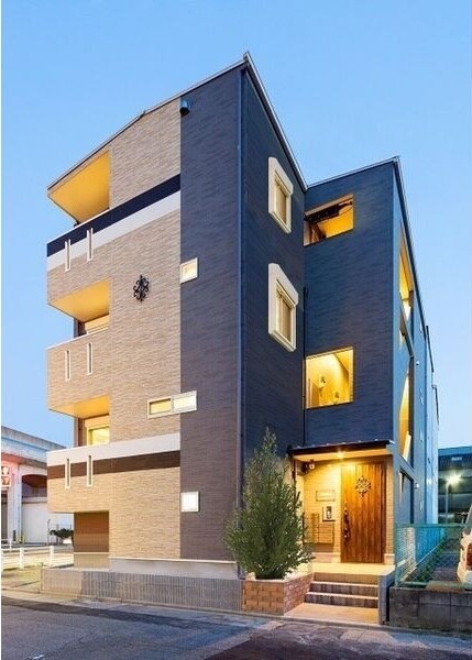 物件外観写真2　(外観は落ち着いています)