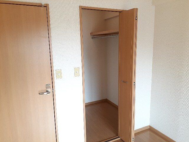物件内観写真10　(収納豊富です)