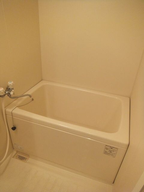 物件内観写真6　(日々の疲れを癒すお風呂付です)