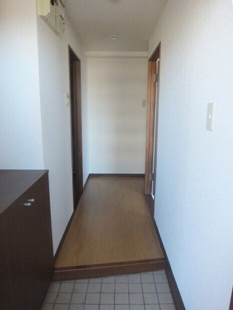 物件内観写真11　(ゆったりとした玄関です)