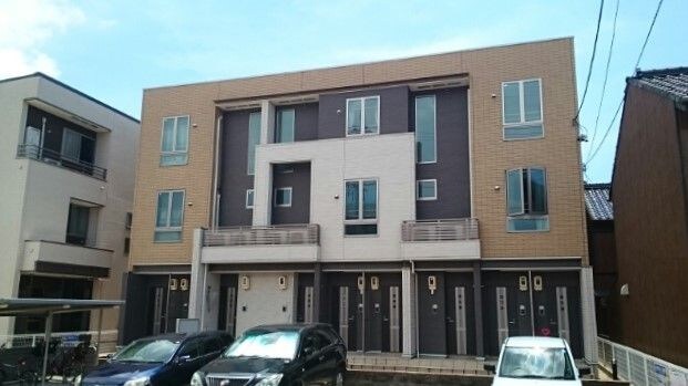 物件外観写真1　(落ち着いた雰囲気の外観です)