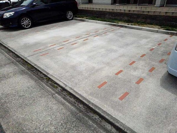 駐車場(駐車場に車を止められます)