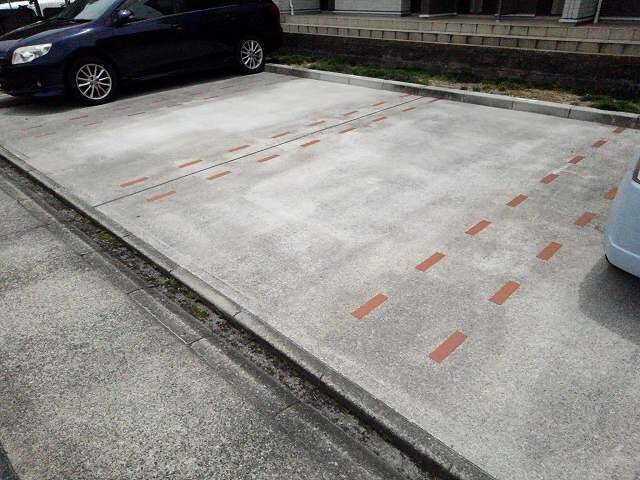 物件外観写真3　(駐車場に車を止められます)