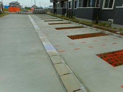 物件外観写真2　(駐車場があるので、車を買う予定の方も安心です)