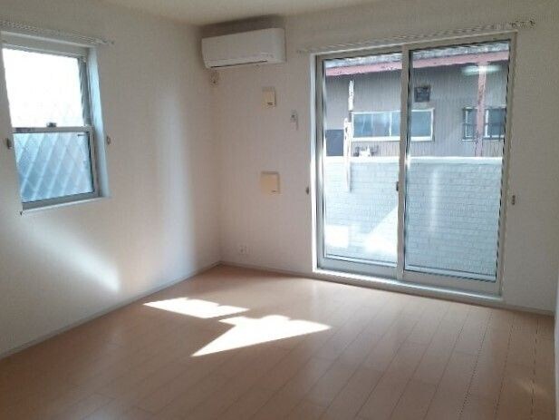 物件内観写真3　(使いやすい居間です)