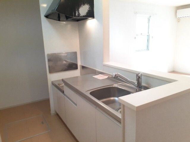 物件内観写真4　(コンパクトなキッチンで掃除もラクラク)