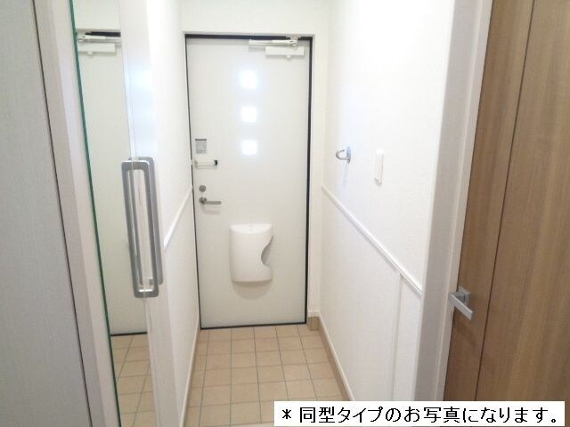 物件内観写真11　(明るい玄関です)