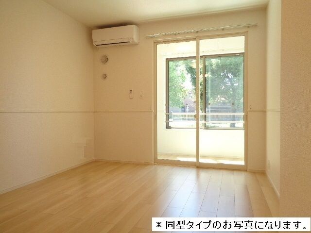 物件内観写真3　(こちらのリビングで趣味の時間をお楽しみください)