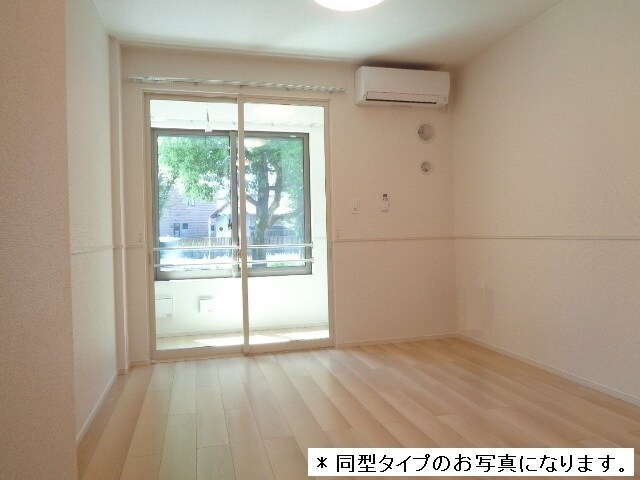 物件内観写真3　(使いやすいリビングです)