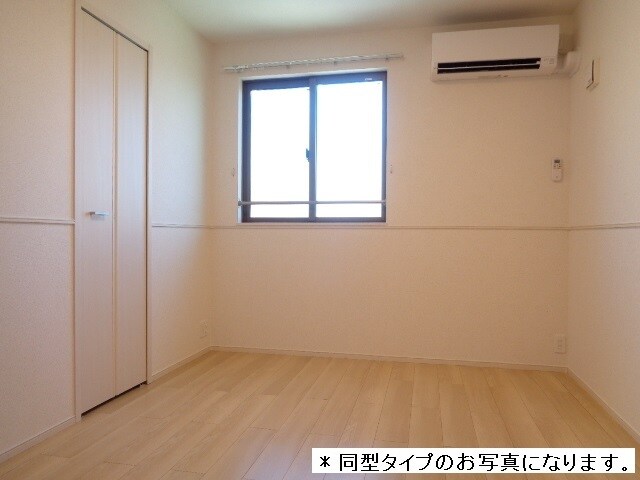 物件内観写真9　(使い勝手のいい寝室です。エアコン完備)