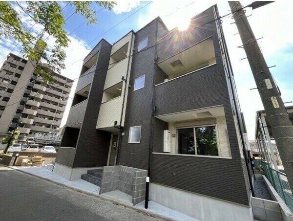 物件外観写真1　(外観は落ち着いています)