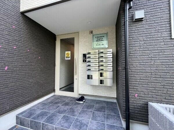 物件外観写真3　(落ち着いたエントランスです)