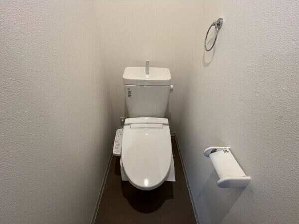 物件内観写真8　(ゆったりとした空間のトイレです)