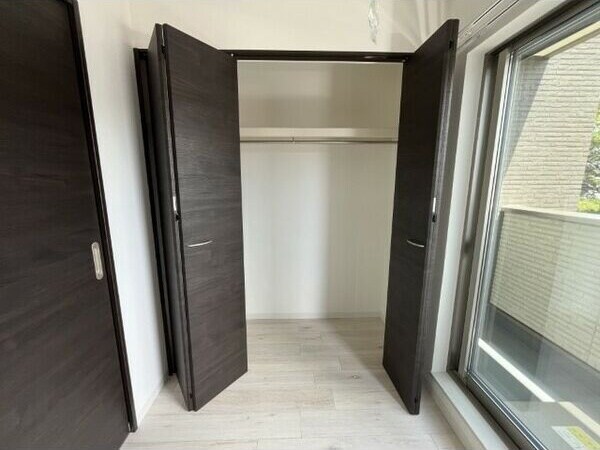 物件内観写真10　(たっぷりとした収納スペースです)