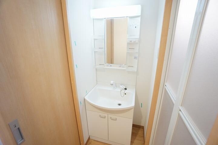 物件内観写真6　(独立洗面台、朝の身支度には欠かせません)