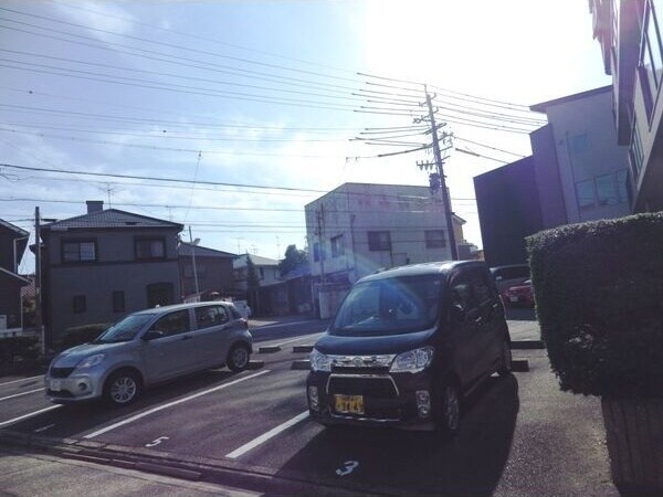物件外観写真4　(カースペースがあります)