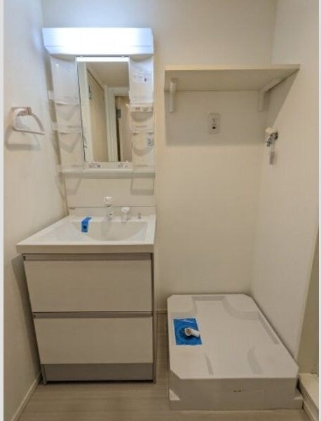 物件内観写真5　(独立洗面台で身支度をすべて済ませてしまいましょう)