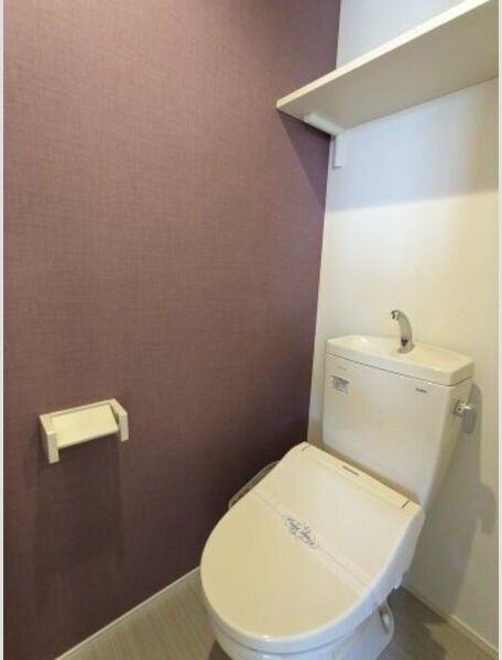 物件内観写真6　(ゆったりとした空間のトイレです)