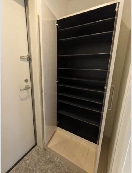 物件内観写真9　(たっぷりとした収納スペースです)