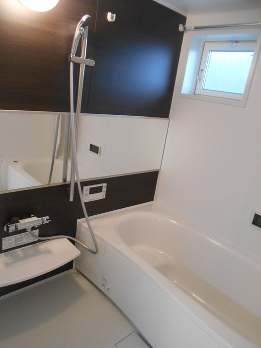 物件内観写真4　(日々の疲れを癒すお風呂付です)