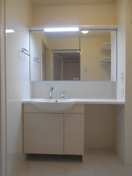 物件内観写真5　(忙しい朝には欠かせない洗面所です)