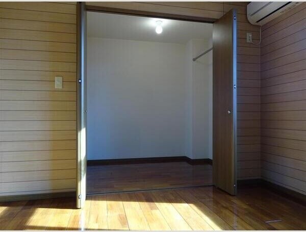 物件内観写真8　(落ち着いた色調の寝室です)