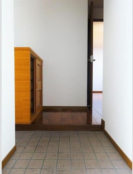 物件内観写真10　(明るい玄関です)