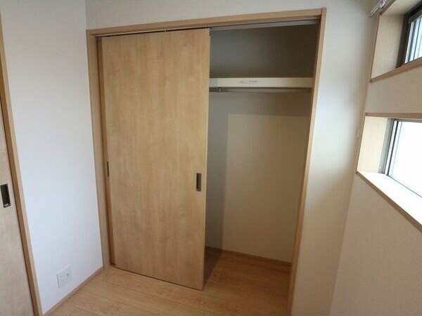 物件内観写真9　(ちょっとした収納スペースも充実しています)