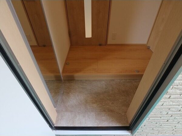 物件内観写真10　(収納もある玄関です)