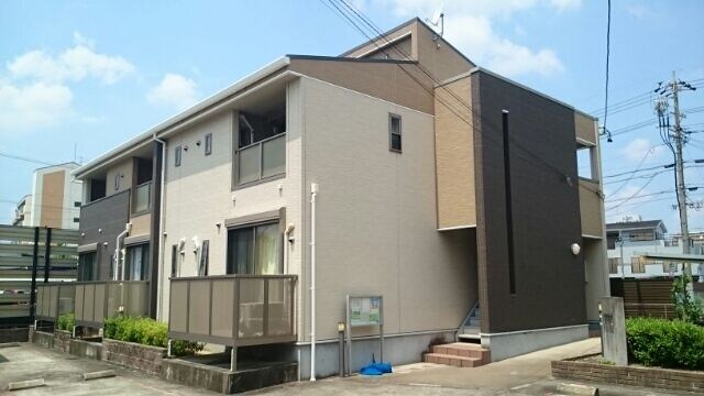 物件外観写真1　(外観は落ち着いています)